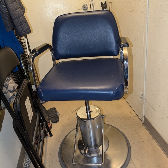 A navy blue salon chair with a hydronic pump - Picture 3 of 6